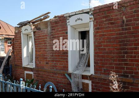 ZOLOCHIV, UKRAINE - 14. MAI 2023 - Schäden, die durch den früheren Beschuss russischer Truppen entstanden sind, werden im Dorf Zolochiv, Bezirk Bohodukhiv, Charkiv Re Stockfoto