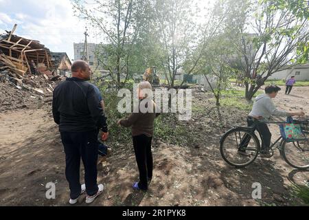 ZOLOCHIV, UKRAINE - 14. MAI 2023 - nach dem Raketenangriff Russlands, das angeblich S-300-Boden-Luft-Raketensystem benutzte, werden Menschen im Freien gesehen Stockfoto