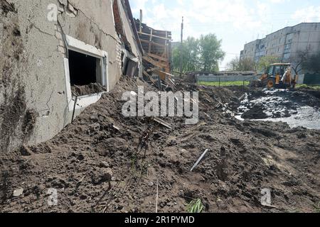 ZOLOCHIV, UKRAINE - 14. MAI 2023 - die Folgen des Raketenangriffs Russlands, der angeblich das S-300-Boden-Luft-Raketensystem Sunday ni benutzte Stockfoto