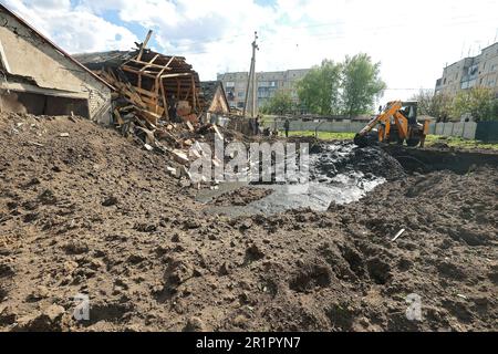 ZOLOCHIV, UKRAINE - 14. MAI 2023 - die Folgen des Raketenangriffs Russlands, der angeblich das S-300-Boden-Luft-Raketensystem Sunday ni benutzte Stockfoto