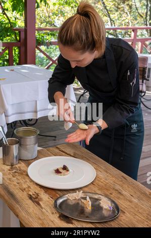 Italien, Trentino Südtirol, Südtirol, Merano, Castel Fragsburg, Restaurant Prezioso von Chef de Cuisine Egon Heiss, vegane Küche mit tierproduktfreien Zutaten, Buchweizensalat, Granny Smith Sorbet, Damonbraten, Miriam Kompatscher Stockfoto