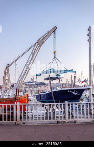 Boote und Kran in Vieux Port, Marseille, Provence-Alpes-Cote d'Azur, Frankreich, Stockfoto