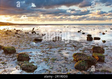 Sonnenuntergang an der felsigen Küste in der Nähe von Arromanches les Bains Stockfoto