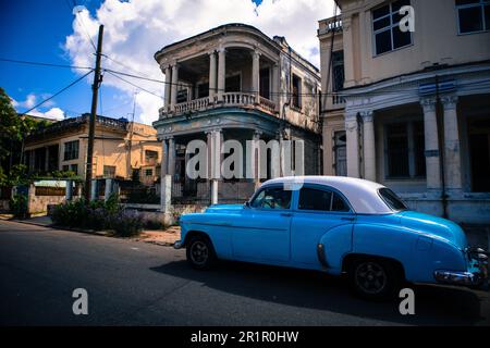 Havannas charmante Alte Häuser und klassische Autos Stockfoto