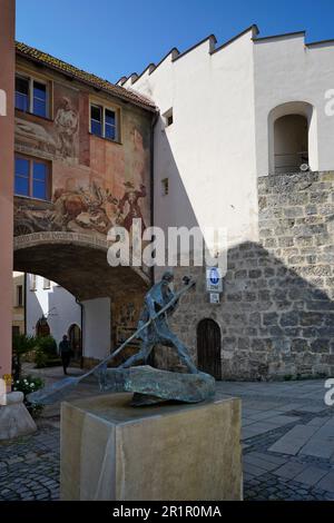 Deutschland, Bayern, Oberbayern, Bezirk Altötting, Burghausen, Altstadt, Fußgängerzone, Torbogen zum Grüben, Street of Fame, Fassadenmalerei Stockfoto