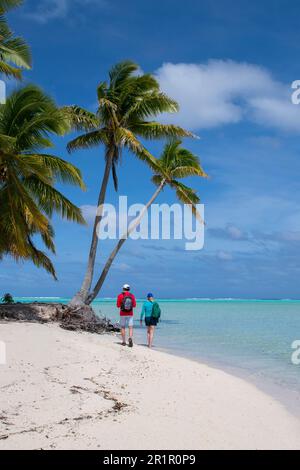 Neuseeland, Cookinseln, Aitutaki, Eine Fussinsel. Ein Paar, das auf weißem Sandstrand spaziert. Stockfoto