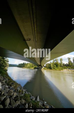 Deutschland, Bayern, Oberbayern, Landkreis Altötting, Neuötting, highway A94, Brücke über den Inn, 470m, von unten gesehen Stockfoto