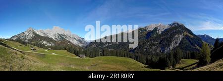 Österreich, Provinz Salzburg, Pinzgau, Naturpark Weißbach, Hirschbichl, Litzlalm, Blick links nach Reiteralpe, rechts nach Hochkalter im Berchtesgadener Land, Panorama Stockfoto