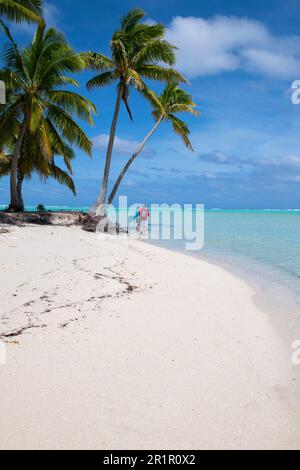 Neuseeland, Cookinseln, Aitutaki, Eine Fussinsel. Ein Paar, das auf weißem Sandstrand spaziert. Stockfoto