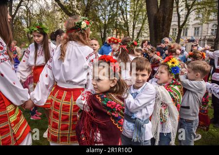 Lemberg, Ukraine. 21. April 2023. Mädchen in ukrainischen Nationalkleidern tanzen während traditioneller Frühlingstanz. Jedes Jahr, nach Ostern, führen ukrainische Mädchen besondere Frühlingstanz an. So fordern sie den schnelleren Frühling. Für diese Tänze tragen sie traditionelle ukrainische Kleidung - vyshyvanka. (Kreditbild: © Pavlo Palamarchuk/SOPA Images via ZUMA Press Wire) NUR REDAKTIONELLE VERWENDUNG! Nicht für den kommerziellen GEBRAUCH! Stockfoto