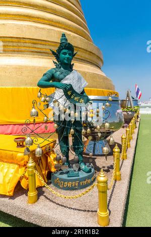 Bronzefigur vor dem Goldenen Chedi auf Phu Khao Thong, Goldener Berg in Wat Saket, Wat Saket, Tempel des Goldenen Berges, Wat Saket Ratcha Wora Maha Wihan, Bangkok, Thailand, Asien Stockfoto