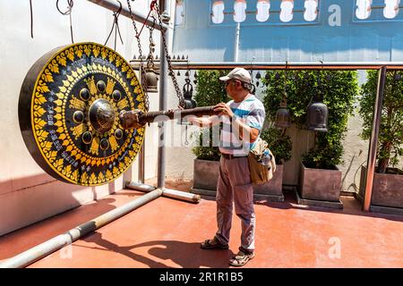 Tourist betreibt die gebetsglocke gong, die Gebetsglocken, Wat Saket, den Tempel des Goldenen Berges, Wat Saket Ratcha Wora Maha Wihan, Bangkok, Thailand, Asien Stockfoto