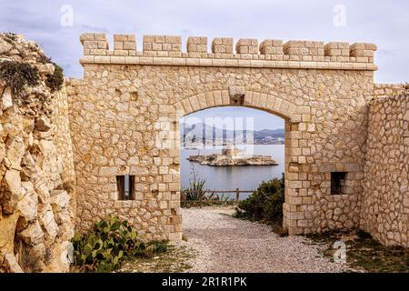 Chateau d'If durch ein Steintor auf Ratonneau Island, Marseille, Provence-Alpes-Cote d'Azur, Frankreich, Stockfoto