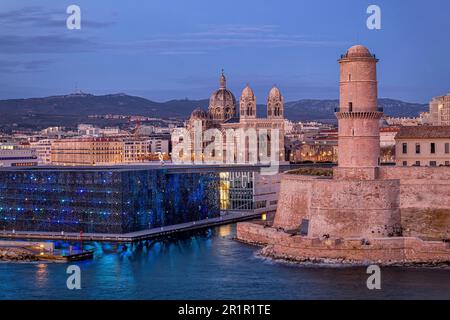 Hafeneingang mit mucem, Fort Saint-Jean und Dom in der Abenddämmerung, Marseille, Provence-Alpes-Cote d'Azur, Frankreich, Stockfoto