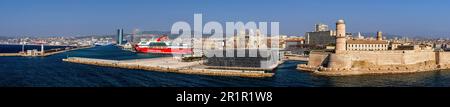 Panoramablick auf den Hafeneingang mit MuCEM, Fort Saint-Jean und La Major Cathedral, Marseille, Provence-Alpes-Cote d'Azur, Frankreich, Stockfoto