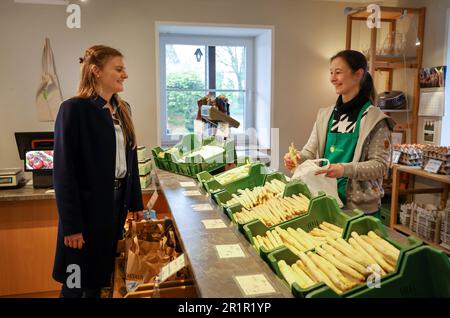 Wesel, Nordrhein-Westfalen, Deutschland – der Kunde kauft Spargel im Bauernladen, hier anlässlich einer Presseveranstaltung zur Eröffnung der Spargelsaison auf dem Spargel- und Obstbetrieb Heinen. Stockfoto