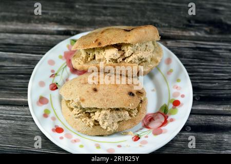 Ein Sandwich mit traditioneller einfacher Tahini-Halva oder Halawa Tahiniya als einfache Tahini- und Zuckerbasis in einem traditionellen ägyptischen Minibrot mit whea Stockfoto