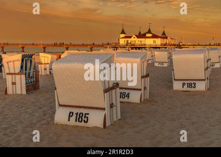 Pier und Liegestühle am Strand von Ahlbeck, Usedom Island, Mecklenburg-Vorpommern, Deutschland Stockfoto