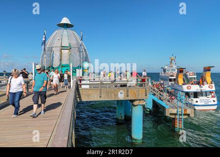 Sellin Pier mit Tauchglocke und Ausflugsboot, Insel Rügen, Mecklenburg-Vorpommern, Deutschland Stockfoto