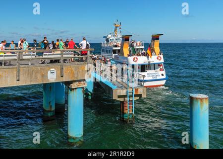 Sellin Pier mit Tauchglocke und Ausflugsboot, Insel Rügen, Mecklenburg-Vorpommern, Deutschland Stockfoto