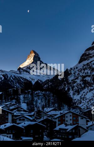 Sonnenaufgang und Blick auf das Matterhorn und Zermatt am Morgen, Zermatt, Wallis, Schweiz Stockfoto