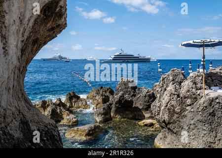 Megayachts vor den Badeeinrichtungen La Fontelina, Capri Island, Golf von Neapel, Kampanien, Italien, Europa Stockfoto