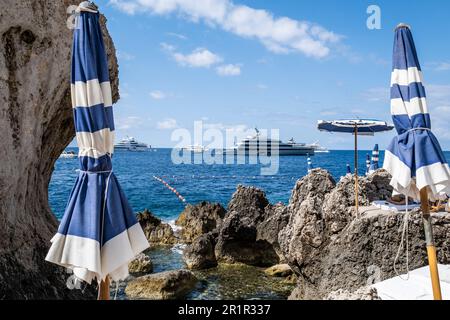 Megayachts vor den Badeeinrichtungen La Fontelina, Capri Island, Golf von Neapel, Kampanien, Italien, Europa Stockfoto