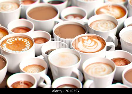 Verschiedene Kaffeegetränke. Seitenansicht auf dem dunklen Tisch mit köstlichen heißen Getränken in Tassen. Art Latte, Cappuccino, americano, Espresso, flach weiß Stockfoto