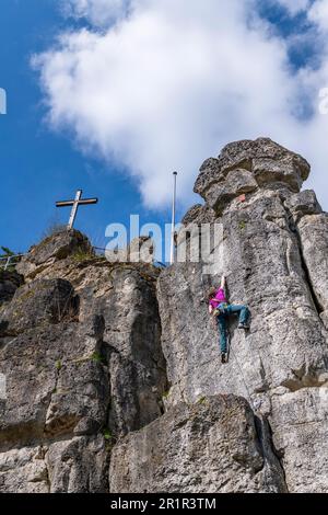 Sportklettern auf dem Neuhauser Zauberstab in Franken. Stockfoto