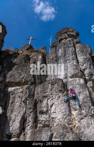 Sportklettern auf dem Neuhauser Zauberstab in Franken. Stockfoto