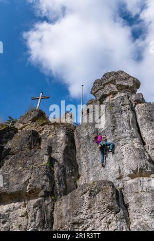 Sportklettern auf dem Neuhauser Zauberstab in Franken. Stockfoto