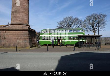 Klassischer englischer elektrischer Ballon Straßenbahn Nummer 700 und The Pharos oder Upper Lighthouse Fleetwood Lancashire England Stockfoto