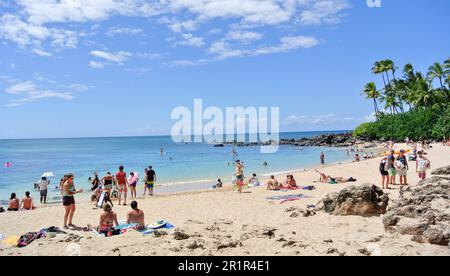 Honolulu, Hawaii, USA. 15. Mai 2013. Ein Strand in Honolulu, überfüllt mit Menschen, die an einem sonnigen Nachmittag im klaren blauen Wasser sonnen und schwimmen Stockfoto
