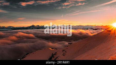 Ein wunderschöner Sonnenuntergang über majestätischen Berggipfeln. Hafelekarspitze, Österreich. Stockfoto