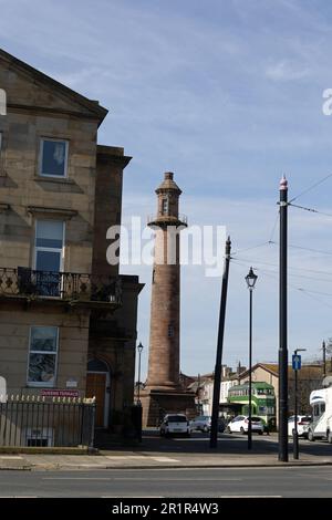 Klassischer englischer elektrischer Ballon Straßenbahn Nummer 700 und The Pharos oder Upper Lighthouse Fleetwood Lancashire England Stockfoto