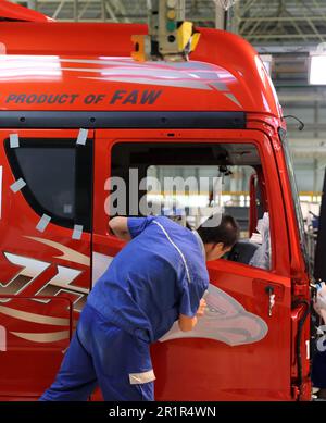 QINGDAO, CHINA - 15. MAI 2023 - Arbeiter arbeiten an der Produktionslinie in der Produktionswerkstatt eines Automobilunternehmens in Qingdao, Ostchina Provinz Shandong Stockfoto