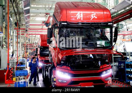 QINGDAO, CHINA - 15. MAI 2023 - Arbeiter bauen Fahrzeuge in der Endmontagewerkstatt eines Automobilunternehmens in Qingdao, der ostchinesischen Provinz Shandong Stockfoto