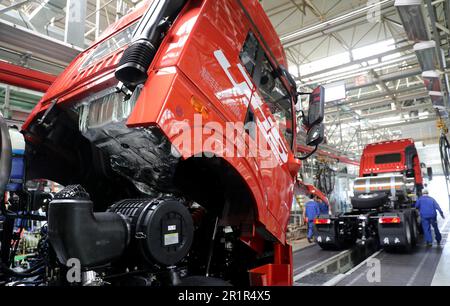 QINGDAO, CHINA - 15. MAI 2023 - fertige Fahrzeuge Rollen in der Montagewerkstatt eines Automobilunternehmens in Qingdao, dem ostchinesischen Shandong, vom Band Stockfoto