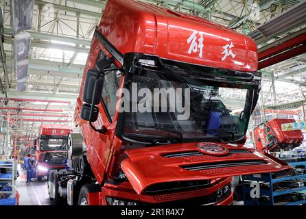 QINGDAO, CHINA - 15. MAI 2023 - Arbeiter bauen Fahrzeuge in der Endmontagewerkstatt eines Automobilunternehmens in Qingdao, der ostchinesischen Provinz Shandong Stockfoto