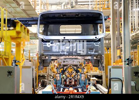 QINGDAO, CHINA - 15. MAI 2023 - eine automatische Produktionslinie wird bei einem Automobilunternehmen in Qingdao, Ostchina Provinz Shandong, am 15. Mai 2023 gesehen. Stockfoto