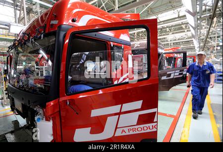 QINGDAO, CHINA - 15. MAI 2023 - Arbeiter bauen Fahrzeuge in der Endmontagewerkstatt eines Automobilunternehmens in Qingdao, der ostchinesischen Provinz Shandong Stockfoto