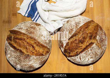 Zwei Laibe Sauerteig, kühl frisch aus dem Ofen, Upper Wield, Alresford, Hampshire, Großbritannien Stockfoto