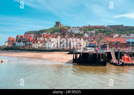 Kirche auf dem Hügel mit Blick auf Whitby Harbour, North Yorkshire, Großbritannien Stockfoto