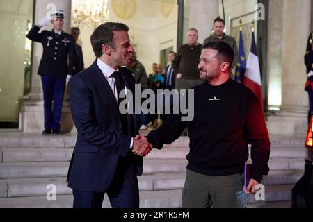 Paris, Frankreich. 15. Mai 2023. Der französische Präsident Emmanuel Macron, links, sieht den ukrainischen Präsidenten Wolodymyr Zelenskyy nach den Treffen im Elysee-Palast am 14. Mai 2023 in Paris, Frankreich, rechts. Kredit: Pool Photo/Pressestelle Des Ukrainischen Präsidenten/Alamy Live News Stockfoto