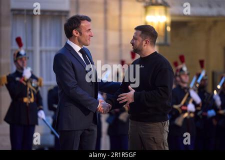 Paris, Frankreich. 14. Mai 2023. Der französische Präsident Emmanuel Macron, links, begrüßt den ukrainischen Präsidenten Wolodymyr Zelenskyy, rechts, am 14. Mai 2023 im Elysépalast in Paris, Frankreich. Kredit: Pool Photo/Pressestelle Des Ukrainischen Präsidenten/Alamy Live News Stockfoto