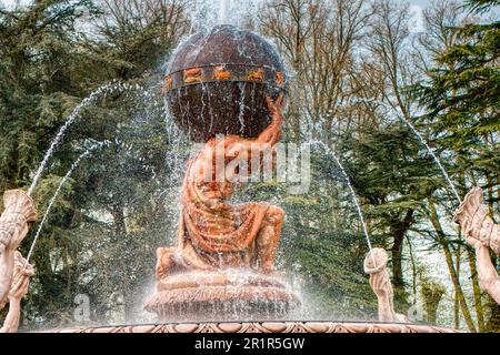 Weight of the World on Shoulders, Atlas Fountain, Castle Howard, North Yorkshire, Großbritannien Stockfoto