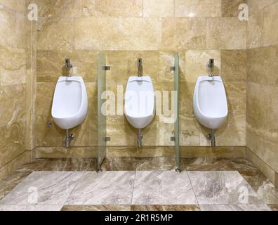 Moderne Marmorbadezimmer. Moderne Toiletteneinrichtung mit Urinalhintergrund. Stilvolles, modernes Badezimmer-Design Stockfoto