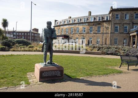 Die Statue von Sir Peter Hesketh im Euston Park mit dem North Euston Hotel im Hintergrund Fleetwood Lancashire England Stockfoto