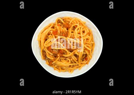 Klassische italienische Bolognesesauce mit Pasta. Lasagne wird vorbereitet. Ich mache Soße. Italienisches Essen mit Nudeln im Teller isoliert auf schwarzem Hintergrund. Fleischschrot Stockfoto