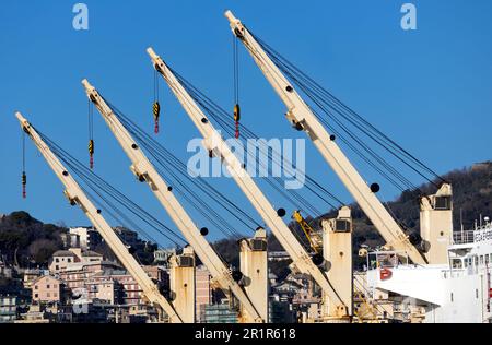 GENUA, ITALIEN, 2. FEBRUAR 2023 - Details zu den Kranen des Industrieschiffs Vega Everest aus Panama, das im Hafen von Genua, Italien, festgemacht ist Stockfoto